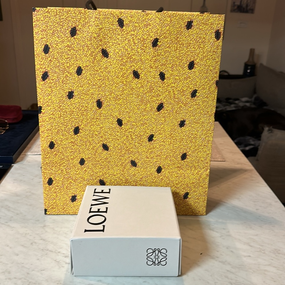 ✨🫐Luxury Designer Bags and Boxes for Sale!
LOEWE SMALL BOX +BAG EXELLENT CON✨🫐 - Picture 5 of 7